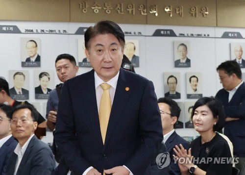 이동관 신임 방송통신위원장이 28일 오전 정부과천청사 내 방송통신위원회에서 열린 취임식에서 취임사를 한 뒤 자리에 앉고 있다.  연합뉴스